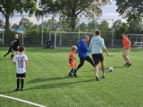 Laatste training S.K.N.W.K. JO7-1 (partijtje tegen de ouders) van maandag 27 mei 2024 (163/180)